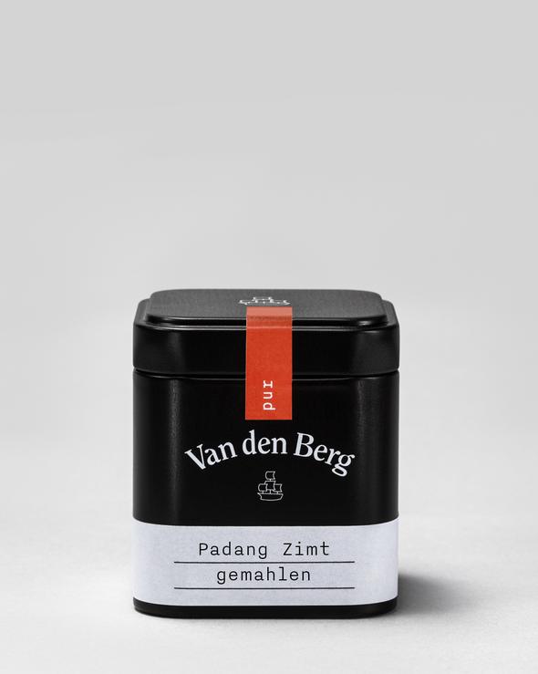 Eine schwarze Dose mit quadratischer Form, beschriftet mit Van den Berg in Weiß. Darunter steht Padang Zimt gemahlen neben einer kleinen Abbildung einer Tasse. Der Deckel hat einen orangeroten Streifen mit dem Wort „pur“ darauf. Das könnte genau das sein, was Ihr Schwäbischer Kartoffelsalat-Rezept vor dem schlichten hellgrauen Hintergrund braucht.