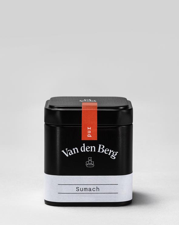 Eine schwarze Metalldose mit der Aufschrift „Van den Berg“ und einem kleinen roten Streifen mit der Aufschrift „pur“ auf dem Deckel. Die Dose eignet sich perfekt zur Aufbewahrung von Zutaten wie denen im Schwäbischen Kartoffelsalat und zeichnet sich durch ein schlichtes, minimalistisches Design aus.