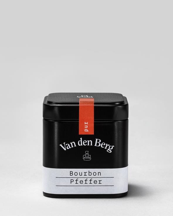 Eine schwarze, quadratische Blechdose mit der Aufschrift „Van den Berg Bourbon Pfeffer“ zeigt eine kleine Abbildung einer Pfeffermühle. Die Dose verkörpert die Essenz eines traditionellen deutschen Rezepts, mit einem roten Streifen mit der Aufschrift „pur“ und einem hellgrauen Band am unteren Rand mit Text, das Ihrem Schwäbischen Kartoffelsalat Tiefe verleiht.