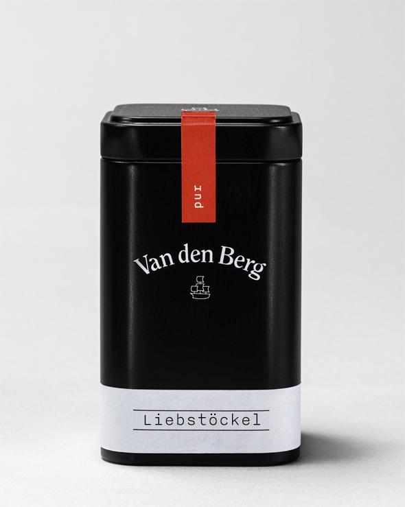 Schwarze Van den Berg-Dose mit roter Lasche und dem Wort Liebstöckel auf weißem Etikett am Boden. Das minimalistische Design erinnert an klassische deutsche Küche und erinnert an Schwäbischen Kartoffelsalat vor hellgrauem Hintergrund.