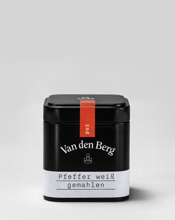 Eine schwarz-silberne Dose mit der Aufschrift „Van den Berg“ und dem Text „Pfeffer weiß gemahlen“ sowie einem roten Siegel auf der Oberseite steht vor einem neutralen grauen Hintergrund und ist bereit, Ihrem Nudelsalat Würze zu verleihen oder die cremige Textur von Hüttenkäse zu verbessern.