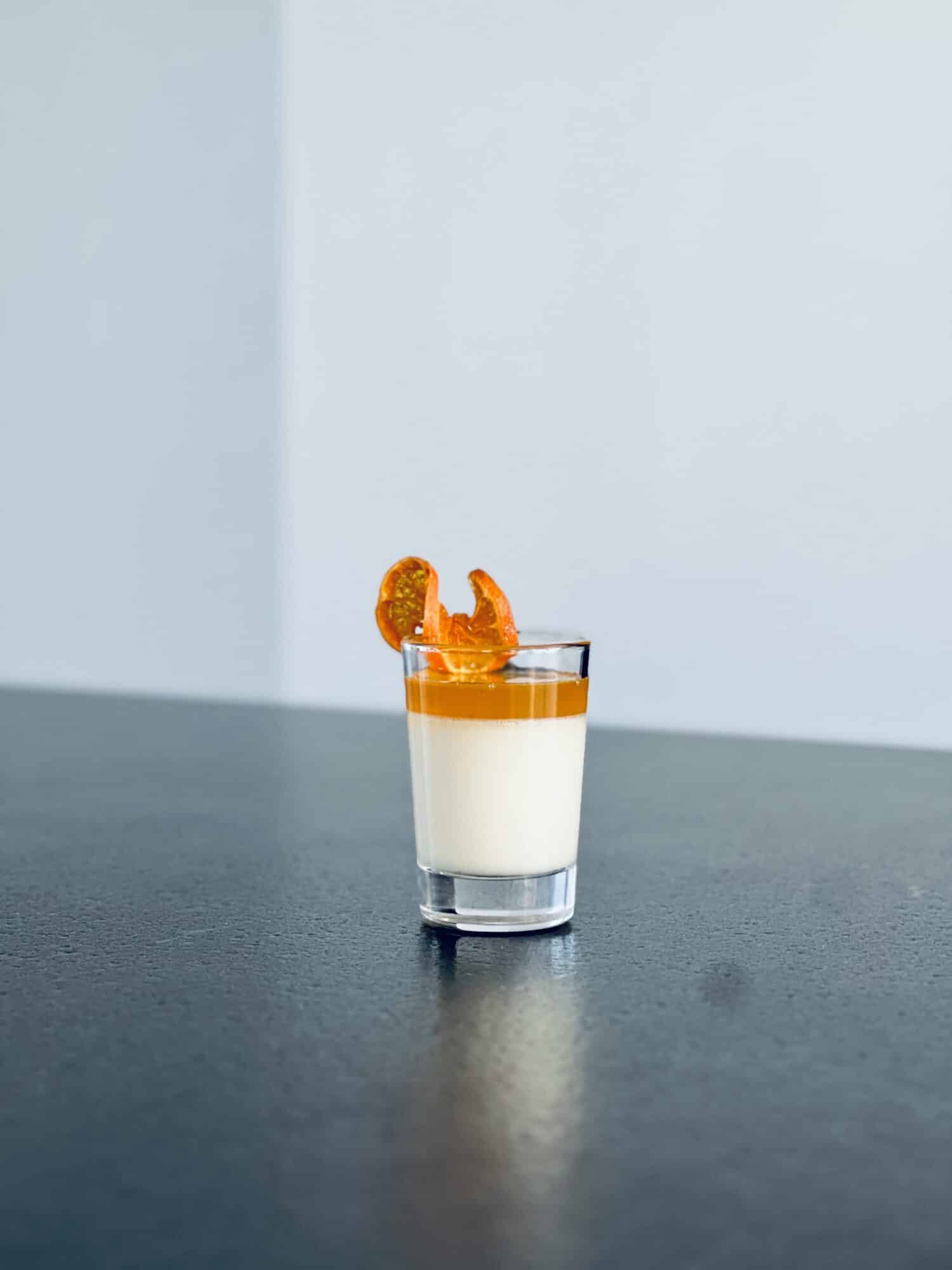 Panna Cotta mit Mandarinen Tonkabohnen Sirup - The Cooktail