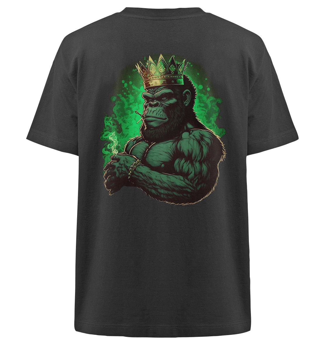 Auf einem schwarzen T-Shirt ist die Grafik eines muskulösen Gorillas mit einer Krone abgebildet. Der Gorilla ist in Grüntönen dargestellt und von grünem Rauch umgeben. Er hat geballte Fäuste und einen intensiven Gesichtsausdruck.