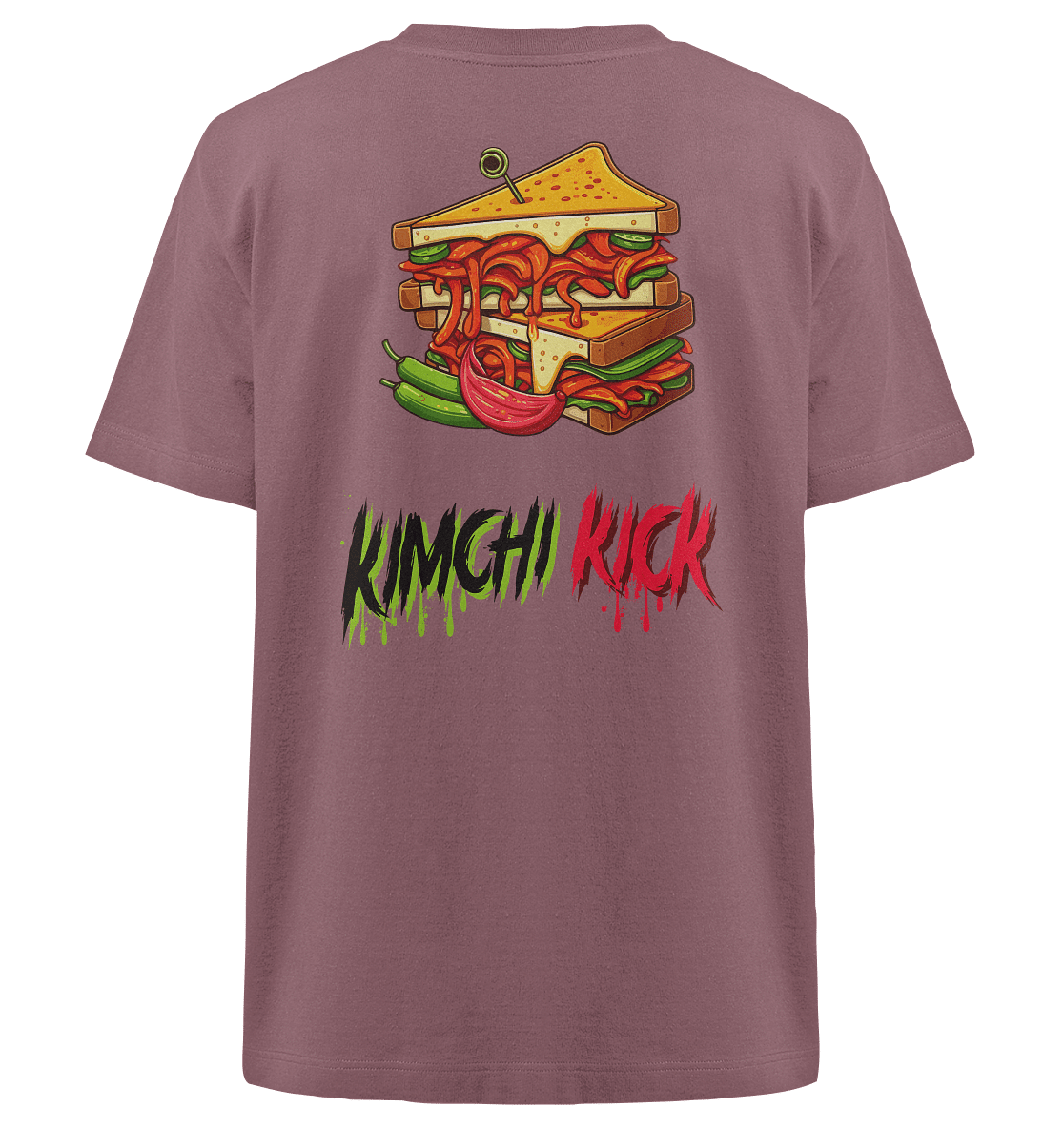 Ein malvenfarbenes T-Shirt mit der Abbildung eines Sandwichs mit bunten Zutaten wie Tomaten und Salat. Darunter steht der Text „Kimchi Kick“ in einer Graffiti-Schriftart mit einem grün-roten Farbschema.