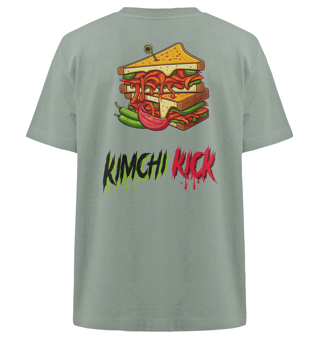 Ein T-Shirt mit der Grafik eines Sandwichs mit Kimchi und Gemüse. Unter dem Bild steht KIMCHI KICK in einer kräftigen, bunten Schrift, die von Grün nach Rot verblasst. Das Shirt ist vor einem einfarbigen Hintergrund abgebildet.