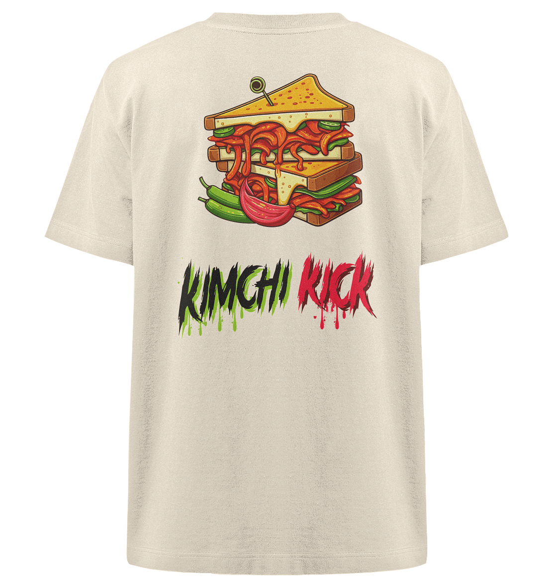 Ein beiges T-Shirt mit einem bunten Sandwich mit Schichten aus Kimchi, Tomaten und Salat. Unter dem Sandwich steht der Schriftzug „Kimchi Kick“ im Graffiti-Stil, in einer Mischung aus Grün- und Rottönen.