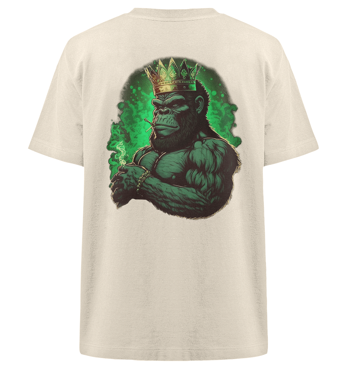 Auf einem beigefarbenen T-Shirt ist ein Gorilla mit Muskeln und Krone abgebildet. Der Gorilla ist von grünem Nebel umgeben und scheint einen Joint zu halten, was ihm eine kühne, majestätische Präsenz verleiht.
