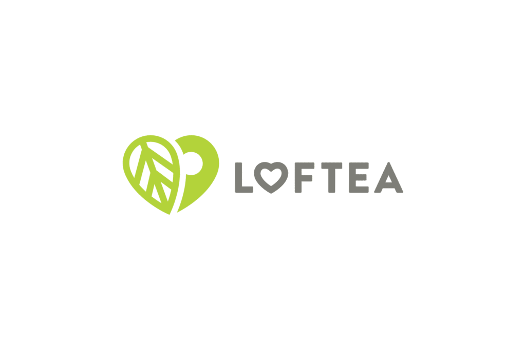 Das Logo für LOFTEA, das ein grünes Herz mit einem Blattdesign auf der linken Seite hervorhebt, verkörpert den Geist des Unternehmens „Teekreationen“. Das Wort LOFTEA in Grau enthält den Buchstaben O, der durch ein kleines Herz ersetzt wurde, was die Leidenschaft des Unternehmens für kulinarische Experimente widerspiegelt.