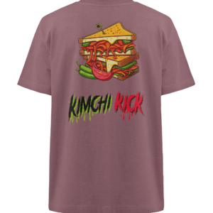 Ein malvenfarbenes T-Shirt mit der Abbildung eines Sandwichs mit bunten Zutaten wie Tomaten und Salat. Darunter steht der Text „Kimchi Kick“ in einer Graffiti-Schriftart mit einem grün-roten Farbschema.