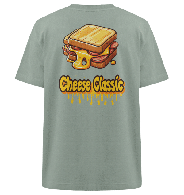 T-Shirt mit der Abbildung eines gegrillten Käsesandwichs, aus dem geschmolzener Käse herausquillt. Unter dem Sandwich steht der Text „Cheese Classic“ in fetten, stilisierten Buchstaben. Das Shirt hat eine hellgraugrüne Farbe.