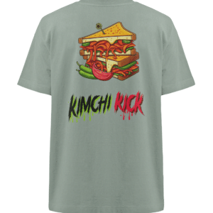 Ein T-Shirt mit der Grafik eines Sandwichs mit Kimchi und Gemüse. Unter dem Bild steht KIMCHI KICK in einer kräftigen, bunten Schrift, die von Grün nach Rot verblasst. Das Shirt ist vor einem einfarbigen Hintergrund abgebildet.