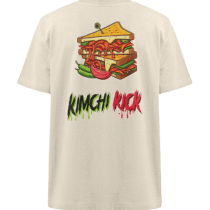 Ein beiges T-Shirt mit einem bunten Sandwich mit Schichten aus Kimchi, Tomaten und Salat. Unter dem Sandwich steht der Schriftzug „Kimchi Kick“ im Graffiti-Stil, in einer Mischung aus Grün- und Rottönen.