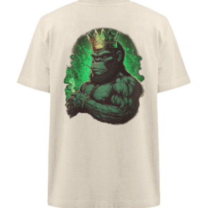 Auf einem beigefarbenen T-Shirt ist ein Gorilla mit Muskeln und Krone abgebildet. Der Gorilla ist von grünem Nebel umgeben und scheint einen Joint zu halten, was ihm eine kühne, majestätische Präsenz verleiht.